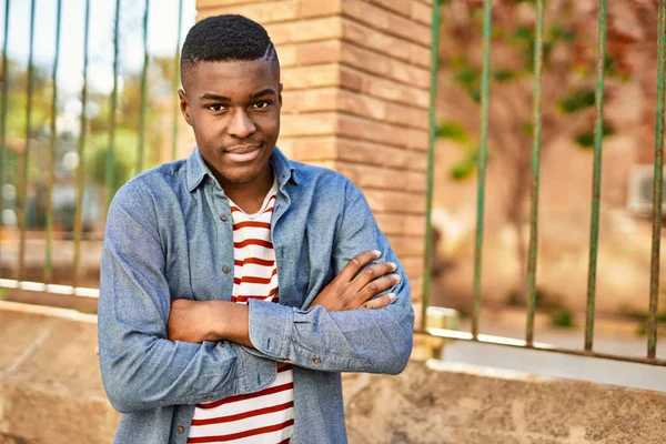 Genç Afro-Amerikan adam, mutlu bir şekilde gülümsüyor..