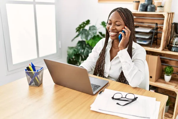 Jovem Mulher Negócios Afro Americana Sorrindo Feliz Falando Smartphone Escritório — Fotografia de Stock