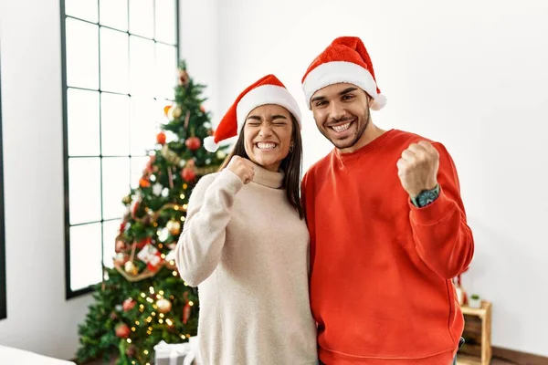 Jong Latijns Amerikaans Echtpaar Dat Bij Kerstboom Staat Erg Blij — Stockfoto