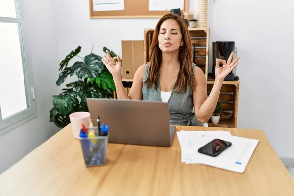 Jong Latijn Vrouw Zakenman Mediteren Doen Yoga Oefening Kantoor — Stockfoto