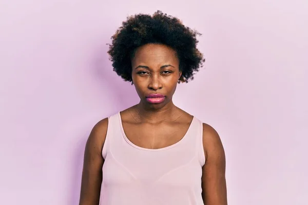 年轻的非洲裔美国女人穿着宽松无袖T恤 疑神疑鬼 神经质 因为问题而皱着眉头 消极的人 — 图库照片