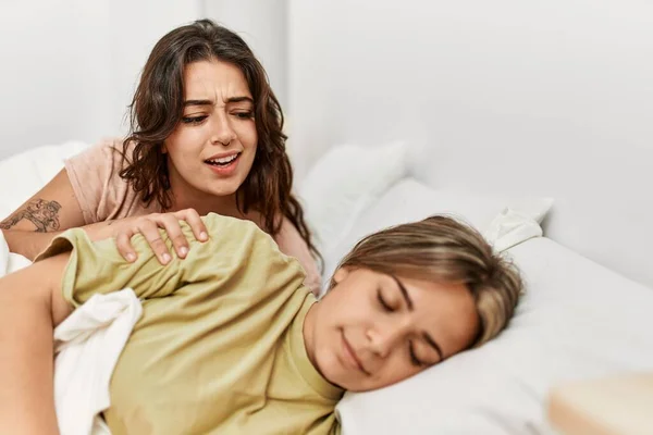 Jonge Vrouw Wakker Haar Slaperige Vriendin Slaapkamer — Stockfoto