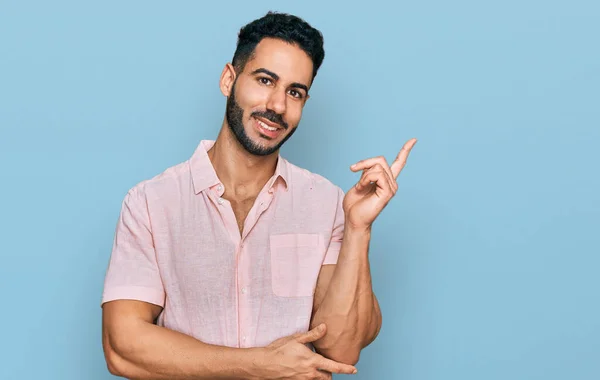 Homme Hispanique Avec Barbe Portant Une Chemise Décontractée Avec Grand — Photo