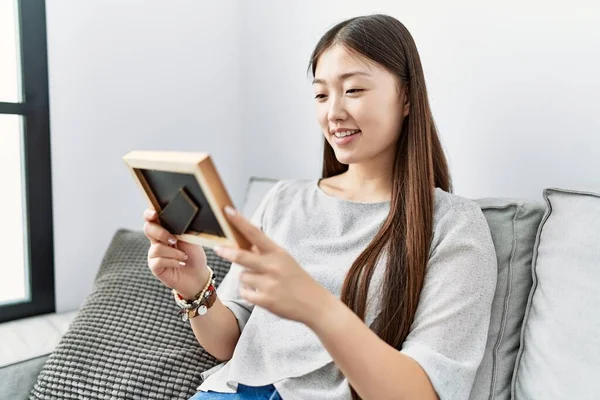 Ung Asiatisk Kvinna Ler Tittar Bilden Vardagsrummet — Stockfoto