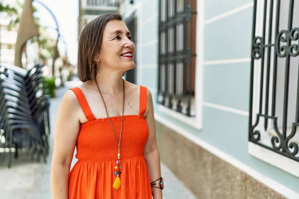 Mujer Hispana Mediana Edad Sonriendo Feliz Confiada Aire Libre Ciudad —  Fotos de Stock