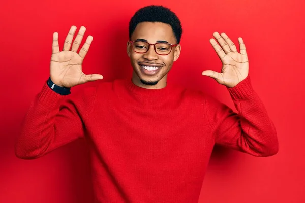 Junger Afrikanisch Amerikanischer Mann Lässiger Kleidung Und Brille Zeigt Mit — Stockfoto