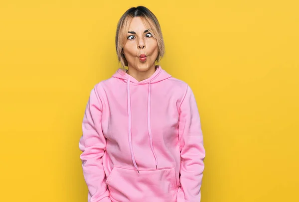 Jonge Blanke Vrouw Draagt Casual Sweatshirt Met Vissengezicht Met Lippen — Stockfoto
