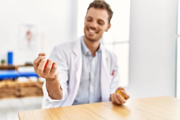 Joven Hombre Hispano Vistiendo Uniforme Fisioterapeuta Prensa Estrés Pelota Clínica — Foto de Stock