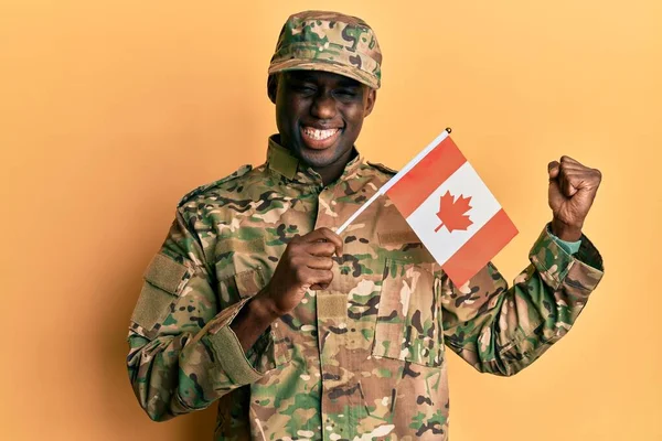 Giovane Uomo Afroamericano Uniforme Militare Con Bandiera Canadese Urlando Orgoglioso — Foto Stock