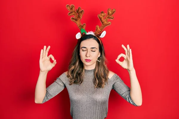 Νεαρό Ισπανόφωνο Κορίτσι Φορώντας Ελάφι Χριστουγεννιάτικο Καπέλο Χαλαρώστε Και Χαμογελώντας — Φωτογραφία Αρχείου