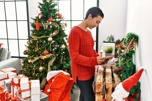 Fiatal Spanyol Mosolygós Magabiztos Látszó Kép Áll Karácsonyfa Otthon — Stock Fotó