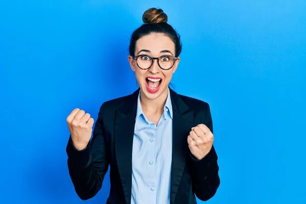 Junge Hispanische Mädchen Businesskleidung Und Brille Feiern Überrascht Und Erstaunt — Stockfoto