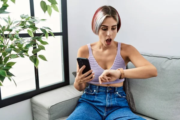 Νεαρή Όμορφη Γυναίκα Χρησιμοποιώντας Μήνυμα Πληκτρολόγησης Smartphone Κάθεται Στον Καναπέ — Φωτογραφία Αρχείου
