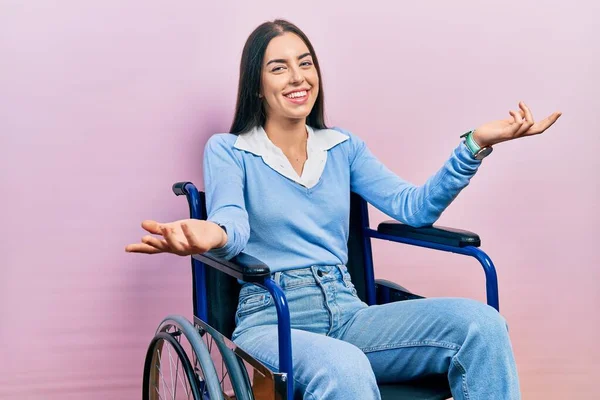 美丽的女人 蓝眼睛坐在轮椅上 笑容满面 张开双臂表示友好的欢迎 积极而自信的问候 — 图库照片