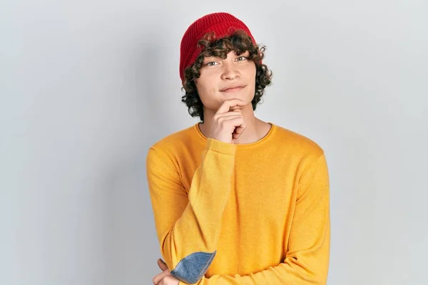 Yün Şapka Takan Yakışıklı Genç Adam Kameraya Özgüvenli Bakıyor Kollarını — Stok fotoğraf