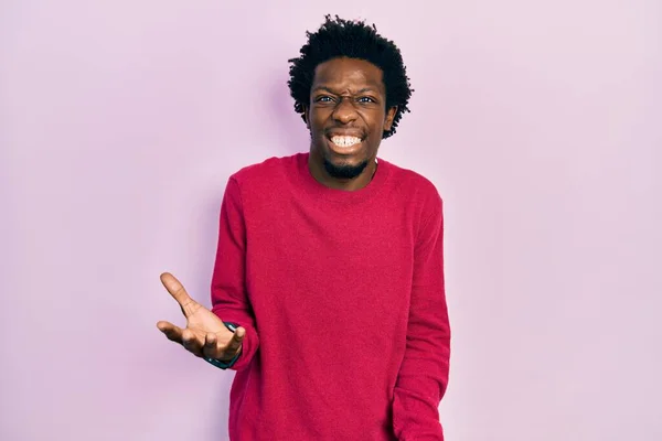 Junger Afrikanisch Amerikanischer Mann Lässiger Kleidung Lächelt Fröhlich Mit Offenen — Stockfoto