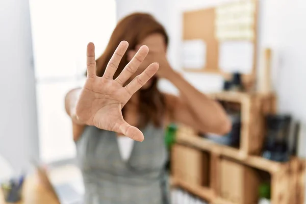 Femme Hispanique Moyen Âge Bureau Couvrant Les Yeux Avec Les — Photo