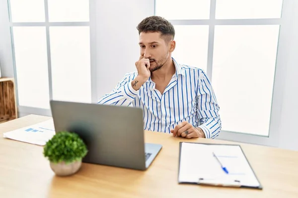 Homem Bonito Jovem Com Barba Trabalhando Escritório Usando Laptop Computador — Fotografia de Stock