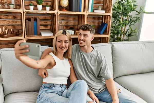 Mladý Kavkazský Pár Usměvavý Šťastný Tvorby Selfie Smartphonu Doma — Stock fotografie