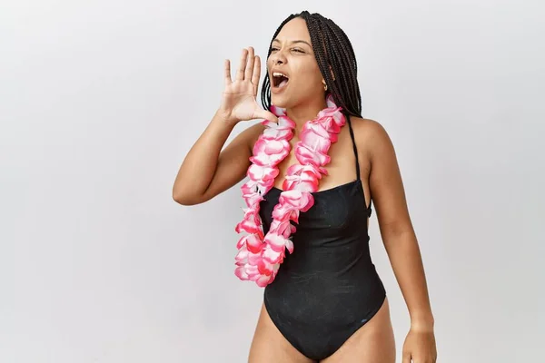 Junge Afrikanisch Amerikanische Frau Badeanzug Und Hawaiianischem Lei Schreit Und — Stockfoto