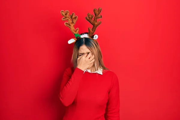 Krásná Hispánská Žena Nosí Jelení Vánoční Čepici Červený Nos Unavený — Stock fotografie