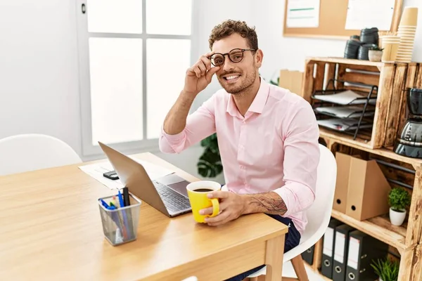 Молодий Іспаномовний Чоловік Посміхається Впевнено Працює Офісі — стокове фото