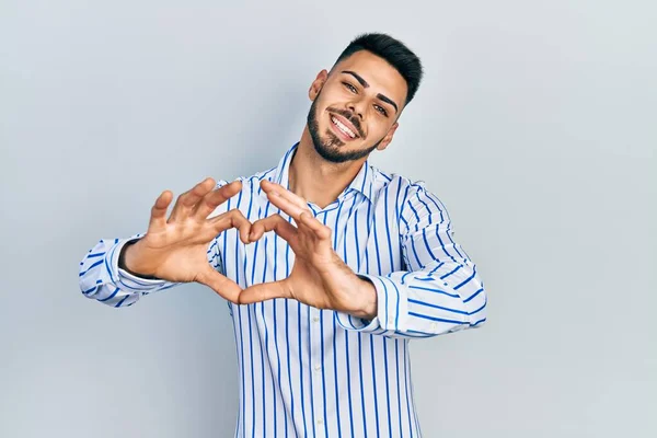 Junger Hispanischer Mann Mit Bart Lässig Gestreiftem Hemd Verliebt Lächelnd — Stockfoto