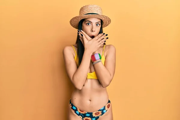 Fiatal Spanyol Bikinit Nyári Kalapot Viselt Véletlenül Eltakarta Száját Titkos — Stock Fotó