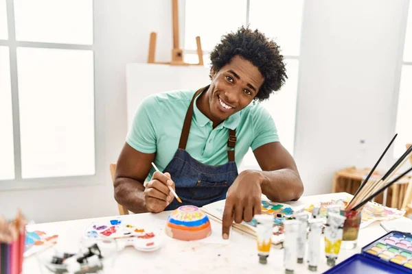 Young African American Artist Man Painting Ceramic Art Studio — Fotografia de Stock
