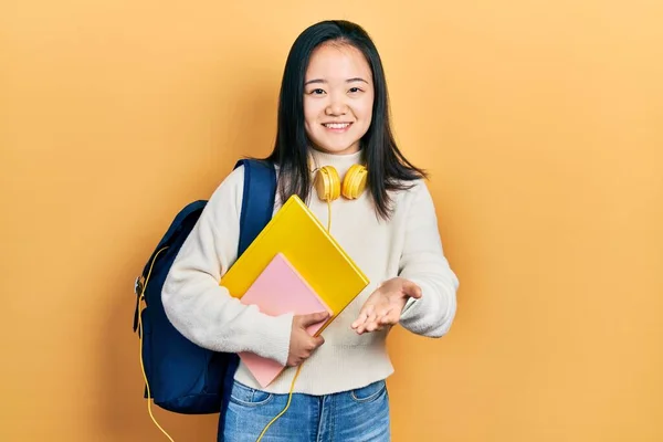Menina Chinesa Jovem Segurando Mochila Estudantil Livros Sorrindo Alegre Oferecendo — Fotografia de Stock