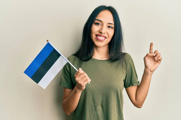 Jong Hispanic Meisje Met Estonia Vlag Lachend Gelukkig Wijzend Met — Stockfoto