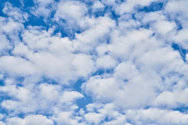 Ciel Bleu Béatifique Avec Des Nuages Par Une Journée Ensoleillée — Photo