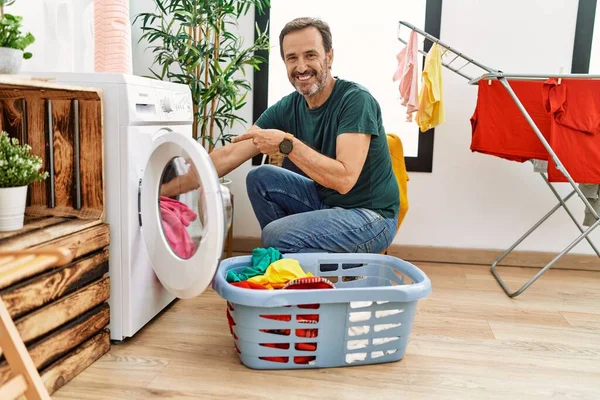 Homem Meia Idade Com Barba Colocando Roupa Máquina Lavar Roupa — Fotografia de Stock