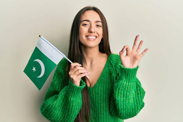 Jong Spaans Meisje Met Pakistan Vlag Doet Het Goed Teken — Stockfoto