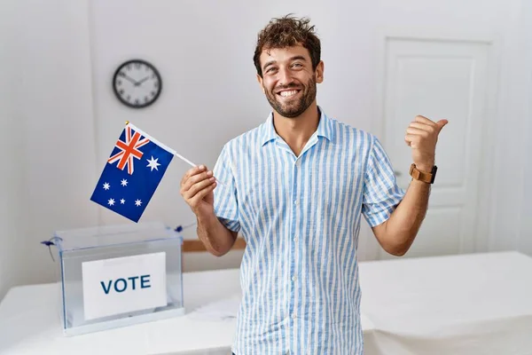 Jeune Homme Beau Élection Campagne Politique Tenant Drapeau Australien Pointant — Photo