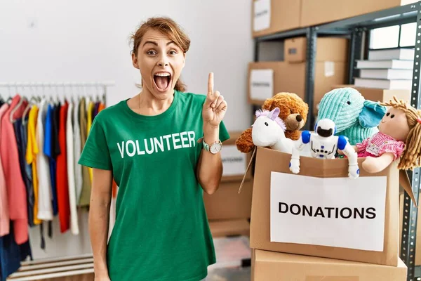 Mulher Branca Bonita Vestindo Shirt Voluntária Doações Stand Sorrindo Espantado — Fotografia de Stock