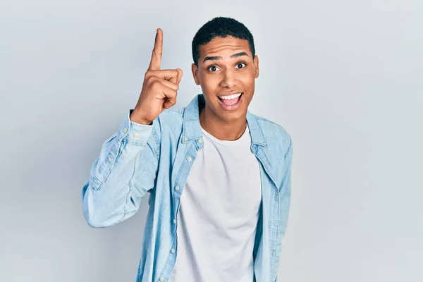 Joven Afroamericano Con Ropa Casual Apuntando Con Dedo Hacia Arriba —  Fotos de Stock