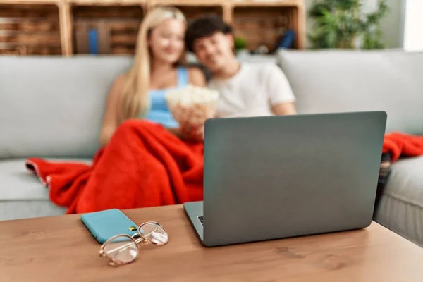 Jovem Casal Assistindo Filme Comer Pipocas Sentado Sofá Casa — Fotografia de Stock