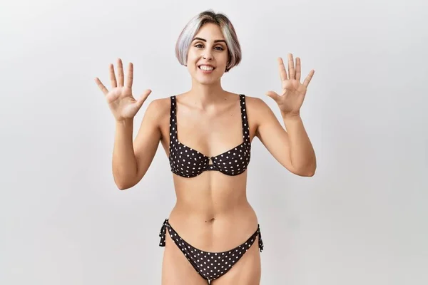 Junge Schöne Frau Trägt Badeanzug Über Isoliertem Hintergrund Zeigt Und — Stockfoto