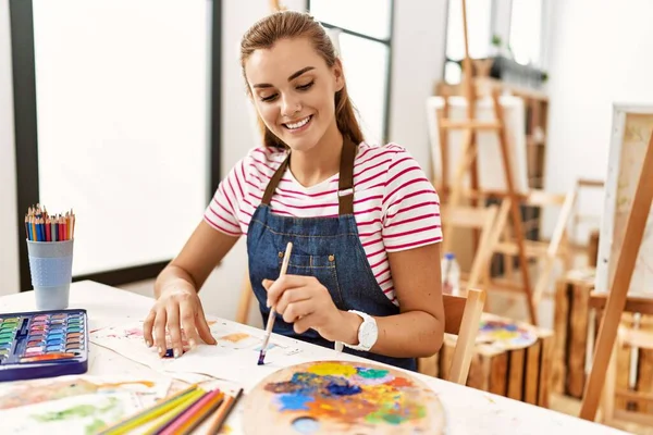 Mujer Joven Sentada Mesa Dibujo Estudio Arte — Foto de Stock
