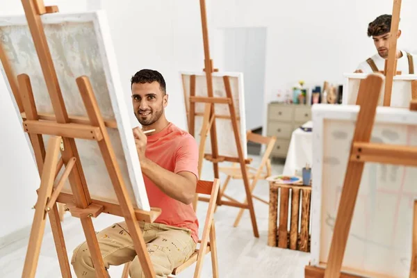 Dva Hispánští Muži Pár Usměvavý Sebevědomé Kreslení Ateliéru — Stock fotografie