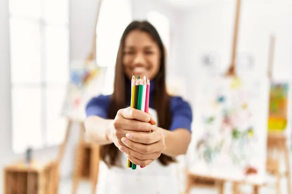 Mujer Latina Joven Sonriendo Confiada Sosteniendo Lápices Color Estudio Arte — Foto de Stock