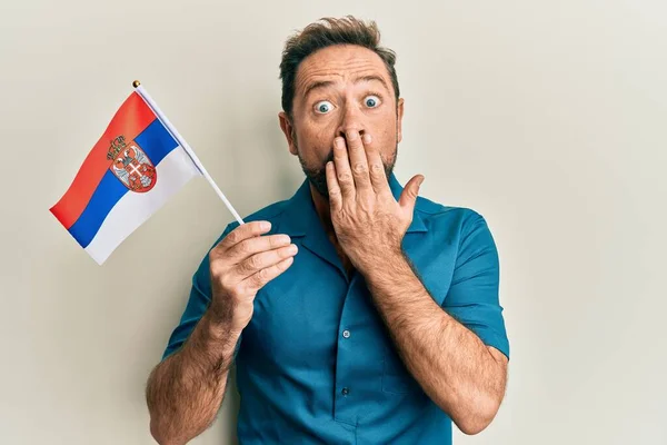Homem Meia Idade Segurando Bandeira Sérbia Cobrindo Boca Com Mão — Fotografia de Stock