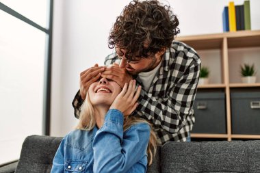 Adam evde gözleri olan sevgilisine sürpriz yapıyor..