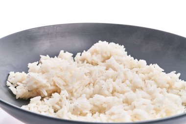  Beyaz izole arka planda bir kase lezzetli pirinç.