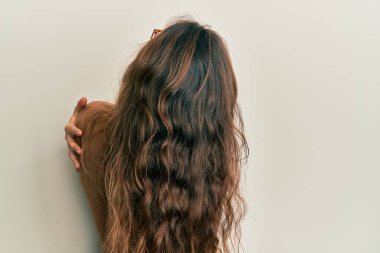 Gündelik kıyafetler ve gözlük takan genç İspanyol kız kendine sarılıyor, mutlu ve pozitif. Sevgi ve özgüven. 