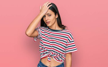 Gündelik giysiler giyen genç İspanyol kız bir hata sonucu el ele tutuşup şaşırdı. Hatayı hatırla. Unuttum, kötü hafıza kavramı. 