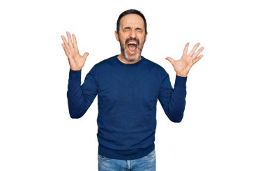 Orta yaşlı İspanyol bir adam, gündelik kıyafetler giyip başarı için deli ve çılgınlığı kutluyor. Kolları havada ve gözleri kapalı, heyecanlı bir şekilde bağırıyor. Kazanan konsept 