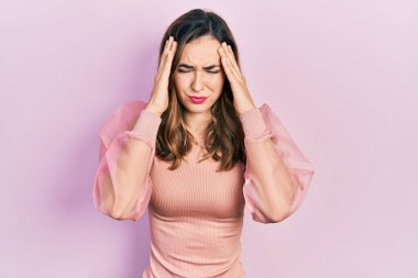 Stres yüzünden başı ağrıyan Latin kökenli genç bir kız günlük kıyafetler giyiyor. migren ağrısı. 