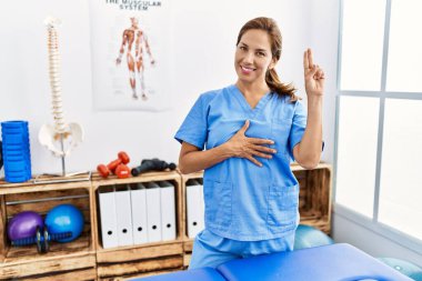 Orta yaşlı İspanyol fizyoterapist. Ağrı kesici kliniğinde çalışıyor. Gülümsüyor, yemin ediyor. 